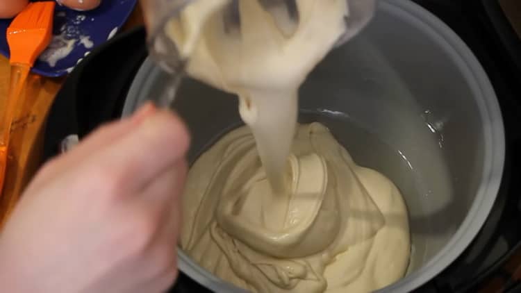 Per preparare una torta al miele in una pentola a cottura lenta, metti l'impasto in una ciotola