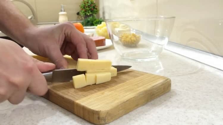 Norėdami gaminti salotas su vištiena su ananasais ir kukurūzais, susmulkinkite sūrį