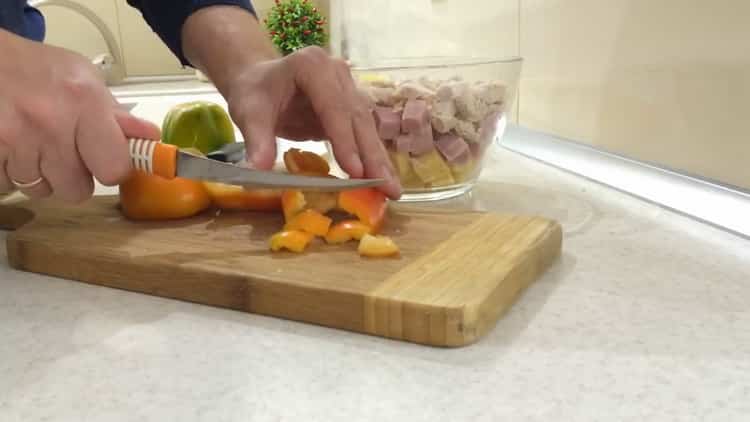 За да приготвите салата с пилешки ананас и царевица, накълцайте чушки с пипер
