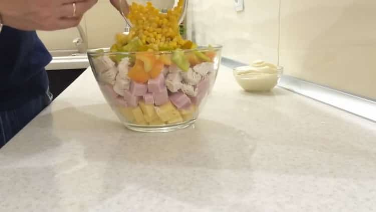 За да направите салата с ананас пиле и царевица, добавете всички съставки в купата