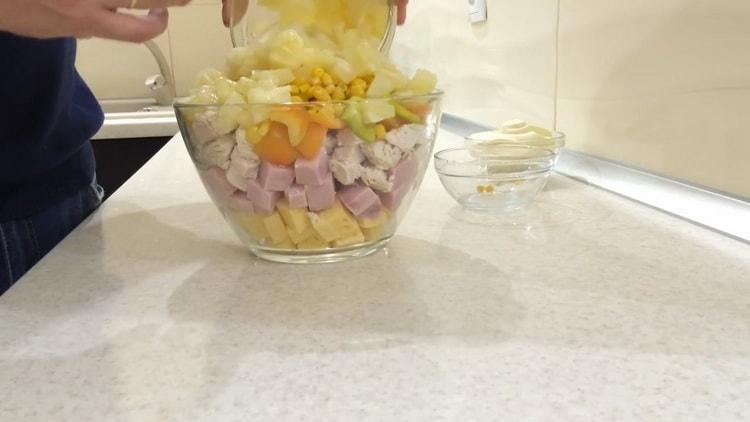 Norėdami gaminti salotas su vištiena su ananasais ir kukurūzais, įpilkite visko, ko jums reikia