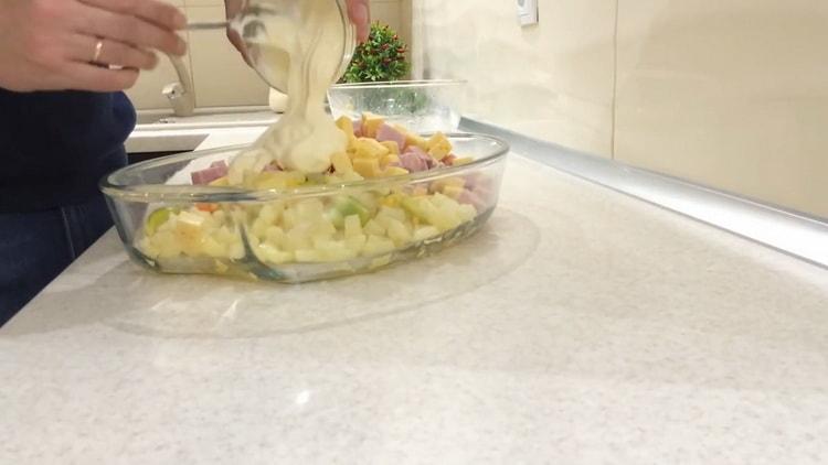 Aggiungi la maionese per preparare insalata di pollo e ananas.