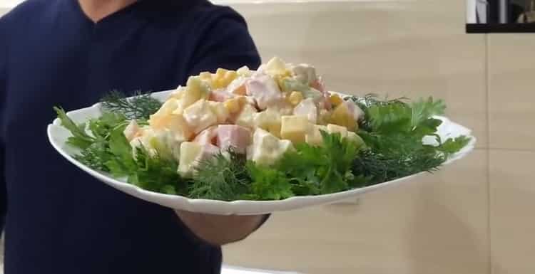 Köstlicher Salat mit dem Ananashuhn und Mais bereit