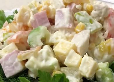 Versuchen Sie, einen Salat mit Ananashähnchen und Mais zuzubereiten