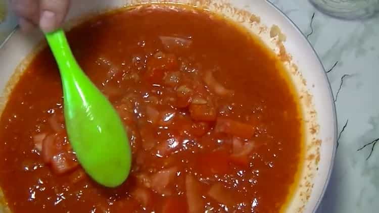 Fügen Sie Gewürze hinzu, um Schweinefleisch Kharcho Suppe zu machen