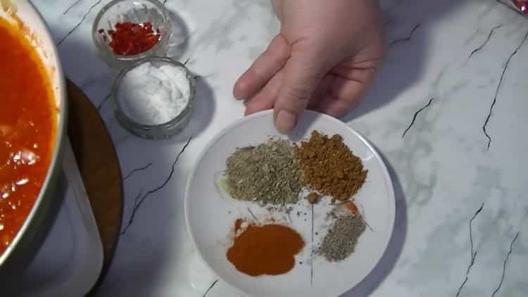 Készítse elő a sertés kharcho leves készítéséhez szükséges összetevőket