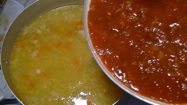 Fügen Sie gemäß dem Rezept für die Herstellung von Kharcho-Suppe Paste in die Pfanne