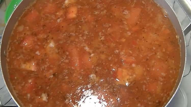 La deliziosa zuppa di maiale kharcho preparata secondo una semplice ricetta è pronta