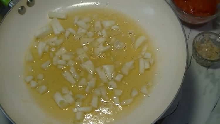 Soffriggere le cipolle per preparare la zuppa Kharcho