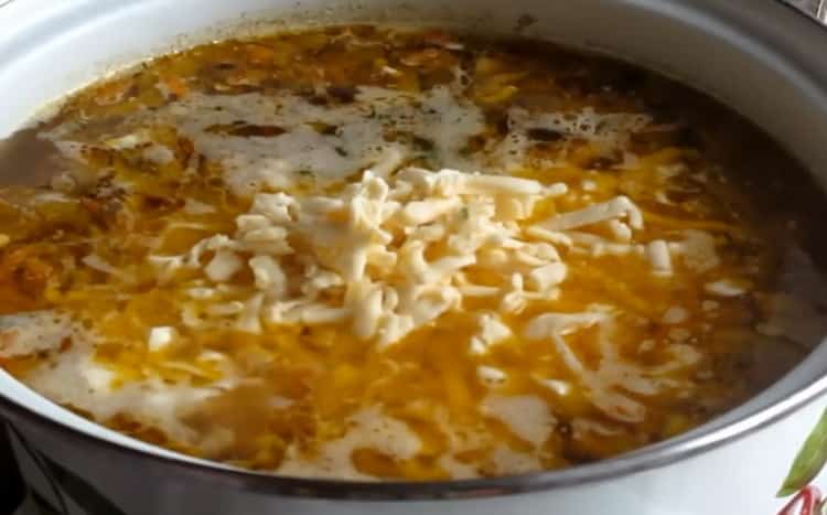 За да направите гъбена супа от сирене, добавете всички съставки в тигана