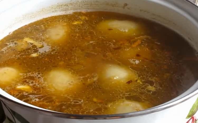 Unire gli ingredienti per la zuppa di formaggio con i funghi.