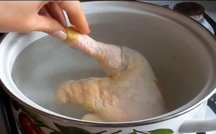 Για να κάνετε σούπα τυριού με μανιτάρια, ετοιμάστε το ζωμό