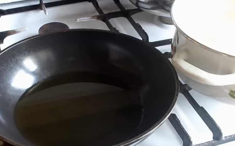 Για να κάνετε σούπα τυριού με μανιτάρια, θερμαίνετε το τηγάνι