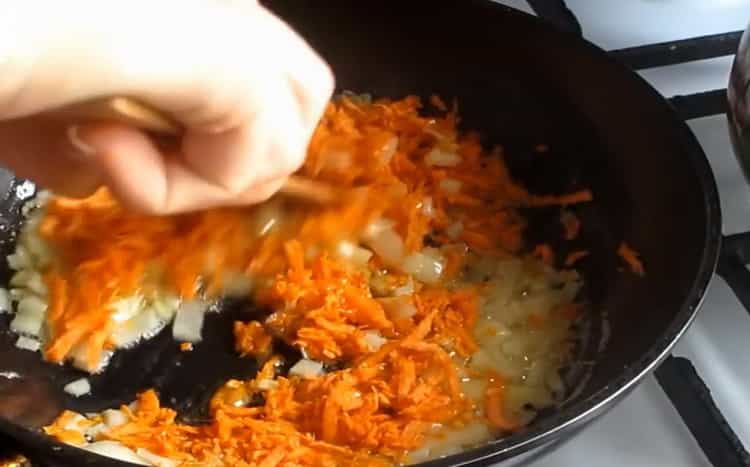 Braten Sie die Karotten an, um eine Käsesuppe mit Pilzen zuzubereiten