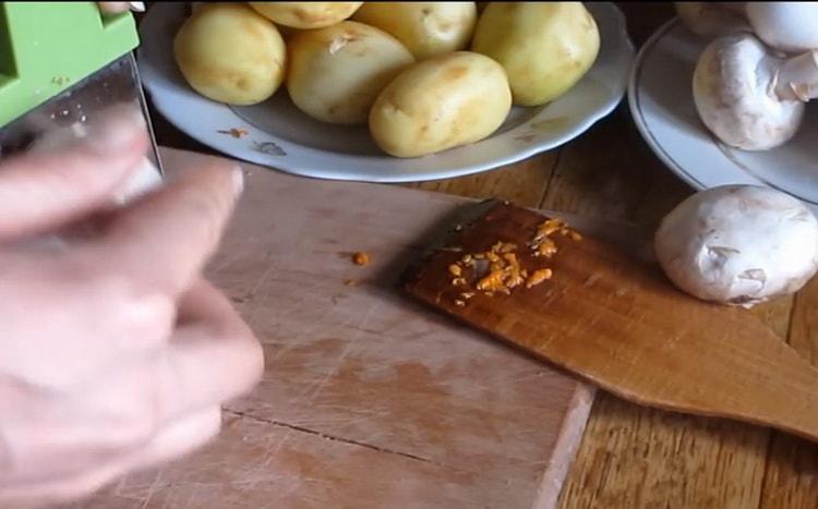 Για να κάνετε σούπα τυριού με μανιτάρια, ψιλοκόψτε τα μανιτάρια