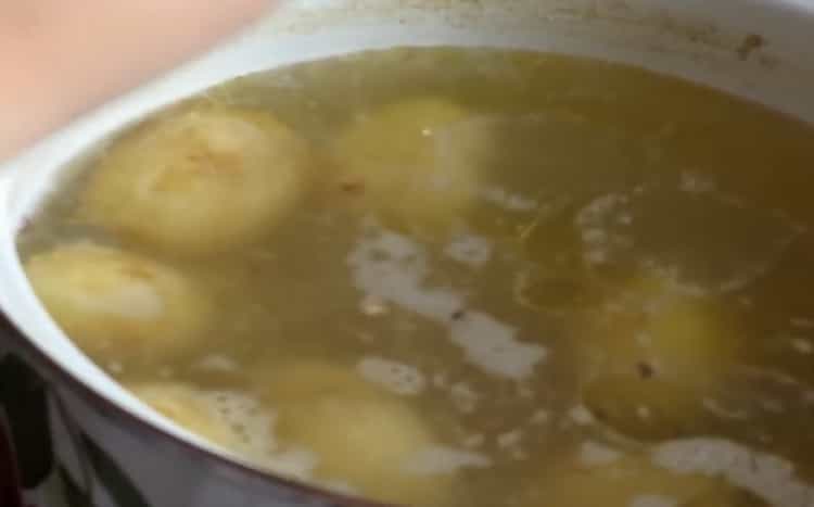 За да направите сирена супа с гъби, сварете картофи