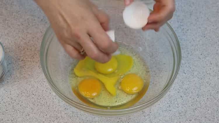 Um einen Zebrakuchen zuzubereiten, schlagen Sie die Eier