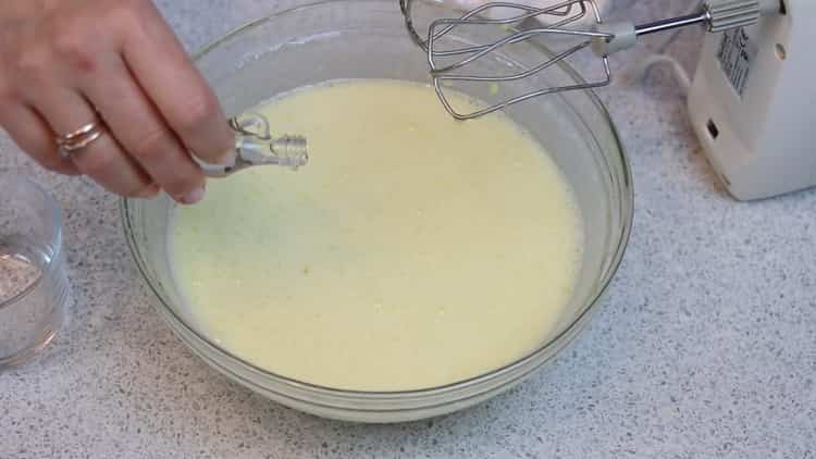 Για να φτιάξετε ένα κέικ ζέβρας, προσθέστε βανίλια στη ζύμη