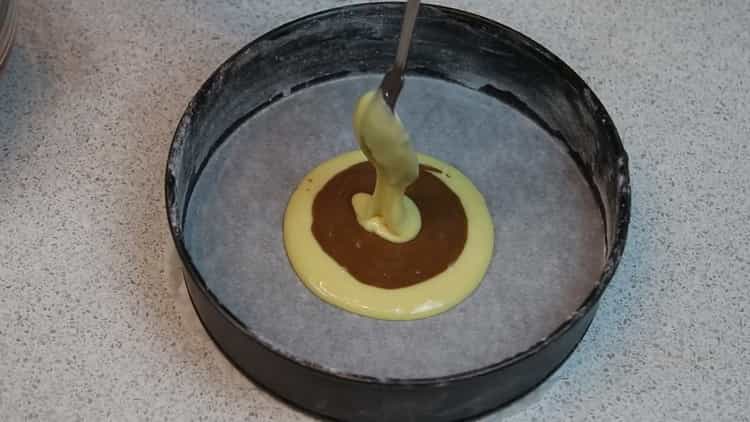 Για να κάνετε μια τούρτα ζέβρας, τοποθετήστε τη ζύμη σε ένα φύλλο ψησίματος