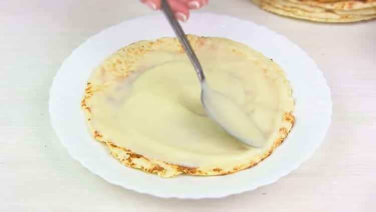 Per preparare una torta napoleonica in padella, ungere le torte con la panna