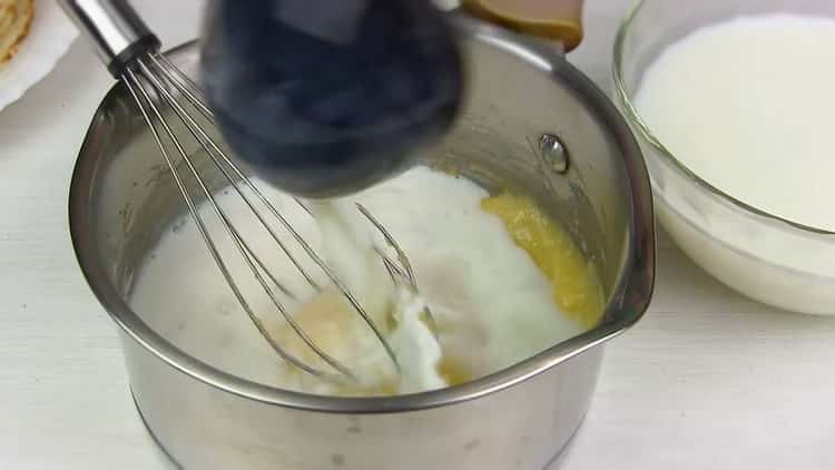 Fügen Sie Milch hinzu, um einen Napoleon-Kuchen in einer Pfanne zuzubereiten