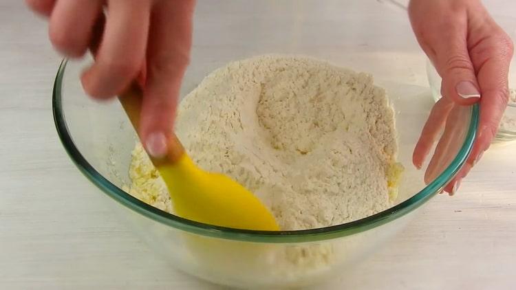 Fügen Sie Mehl hinzu, um einen Napoleon-Kuchen in einer Pfanne zuzubereiten