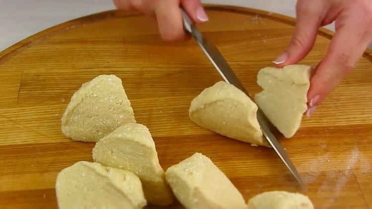 Napoleoni sütemény készítéséhez serpenyőben vágja le a tésztát