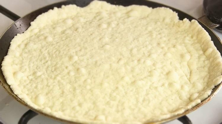 Per preparare una torta napoleonica in padella, friggere le torte
