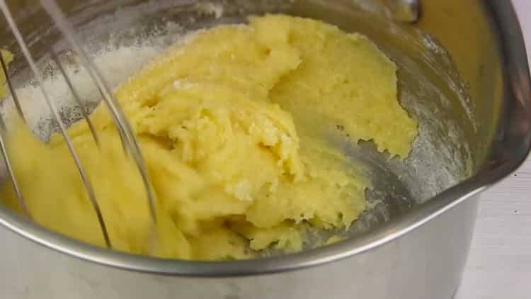 Per preparar un pastís de napoleó en una paella, prepareu els ingredients per a la crema