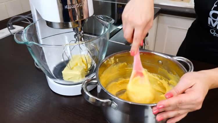 Um einen Napoleon-Kuchen mit Vanillesoße zuzubereiten, schlagen Sie die Butter