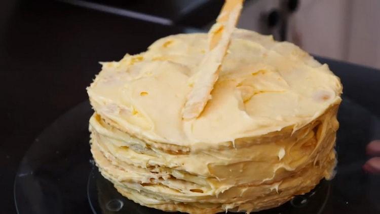 Napoleon-kakun valmistamiseksi vaniljakastikkeella asettele kakut ja levitä ne