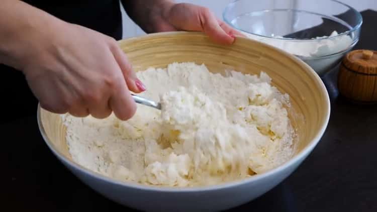 Um Napoleon-Kuchen mit Vanillesoße zuzubereiten, sieben Sie das Mehl
