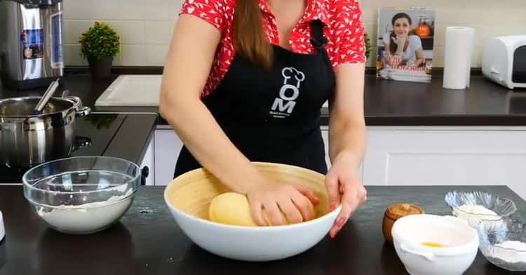A napóleoni sütemény pudinghoz történő elkészítéséhez gyúrja meg a tésztát