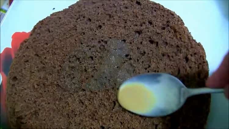 Um einen Kuchen zu machen, tränken Vogelmilch mit Grieß und Zitrone Kuchen