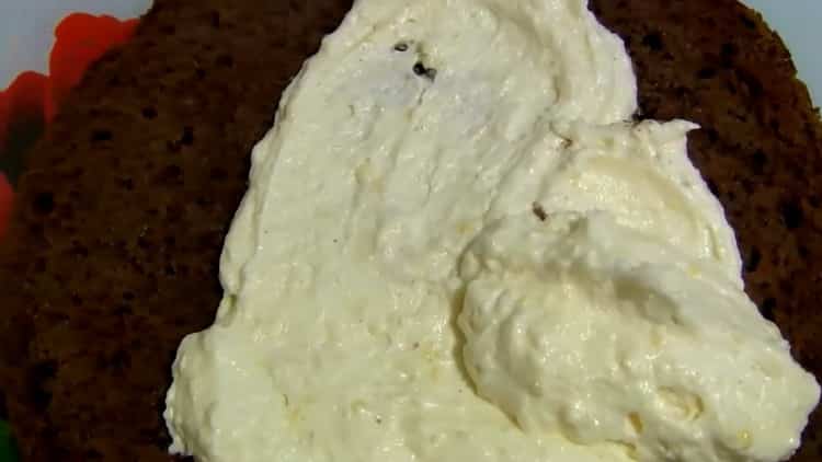 Für die Zubereitung eines Kuchens wird Vogelmilch mit Grieß und Zitronenfettkuchen mit Butter verwendet