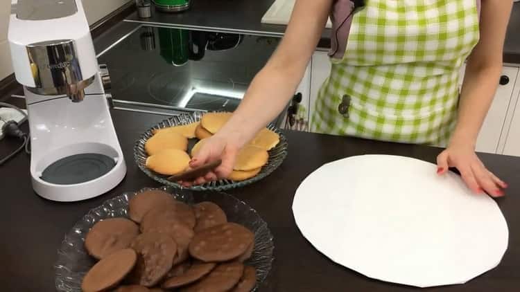 Για να κάνετε ένα κέικ με ξινή κρέμα: ετοιμάστε ένα μπισκότο