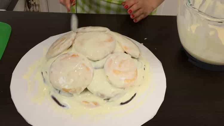 Kuchen mit saurer Sahne zubereiten: Keks mit Sahne einfetten