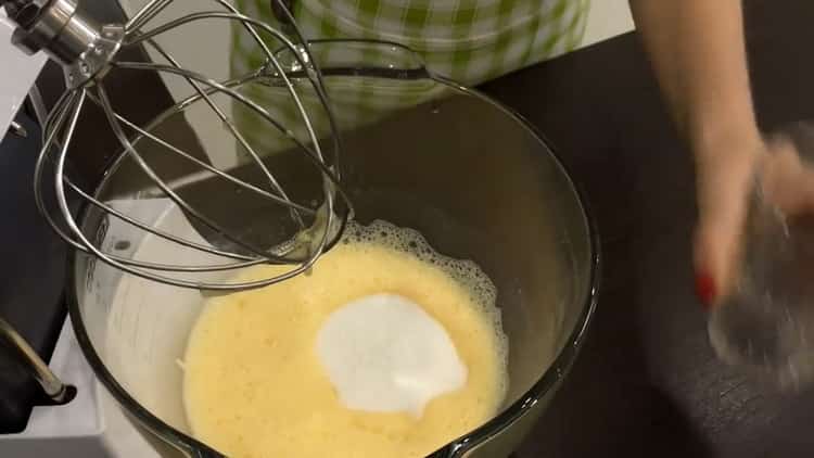 Norėdami paruošti tortinę tortą su grietine, paruoškite ingredientus