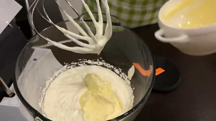 Για να φτιάξετε ένα κέικ χελώνα με ξινή κρέμα, λιώστε το βούτυρο