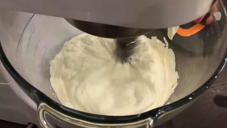 За да приготвите торта с костенурка със заквасена сметана, подгответе съставките за крема
