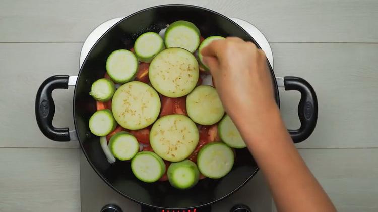 За да приготвите зеленчукова яхния с месо, сложете всички съставки в тиган