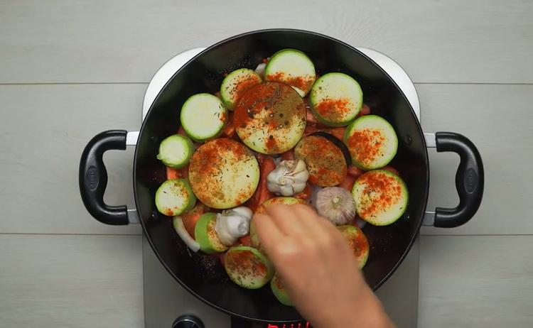 Fügen Sie Gewürze hinzu, um einen Gemüseeintopf mit Fleisch zuzubereiten