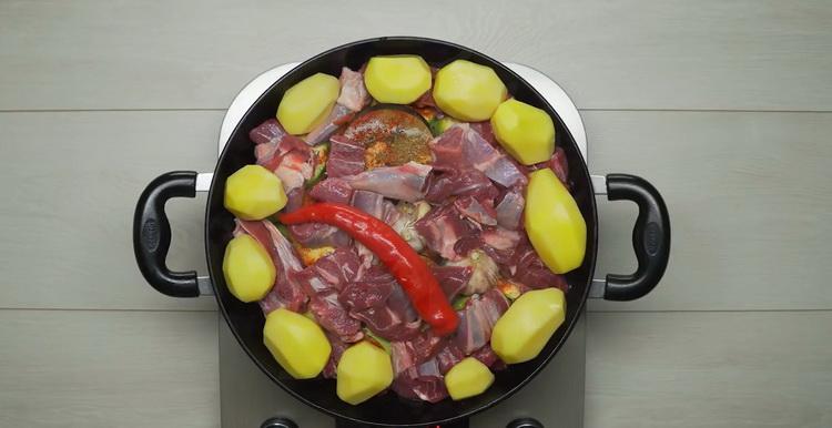 Βάλτε πατάτες για να προετοιμάσετε το λαχανικό στιφάδο με κρέας