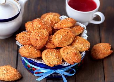 Duftende und schmackhafte Kekse aus Schmelzkäse mit Sesam und getrockneten Kräutern.