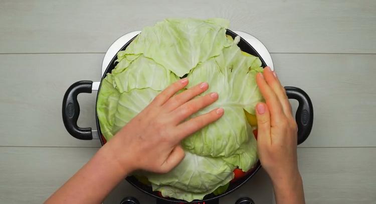 За да готвите зеленчукова яхния с месо, покрийте яхнията с зелеви листа