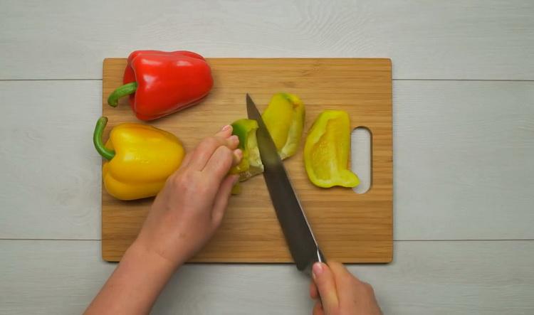 Zum Kochen von Gemüseeintopf mit Fleisch den Pfeffer hacken
