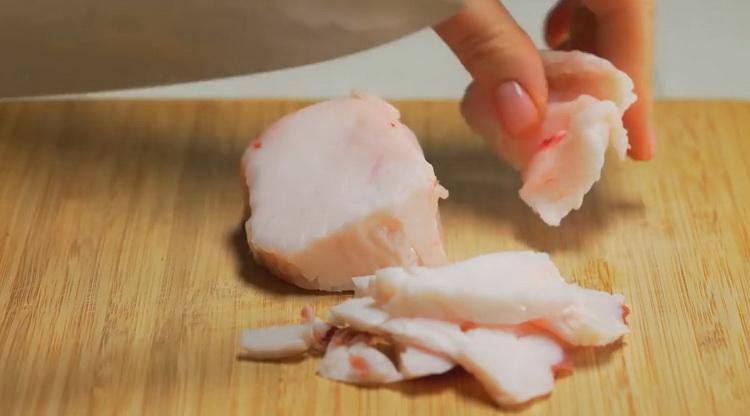 Norėdami virti daržovių troškinį su mėsa, supjaustykite riebalais