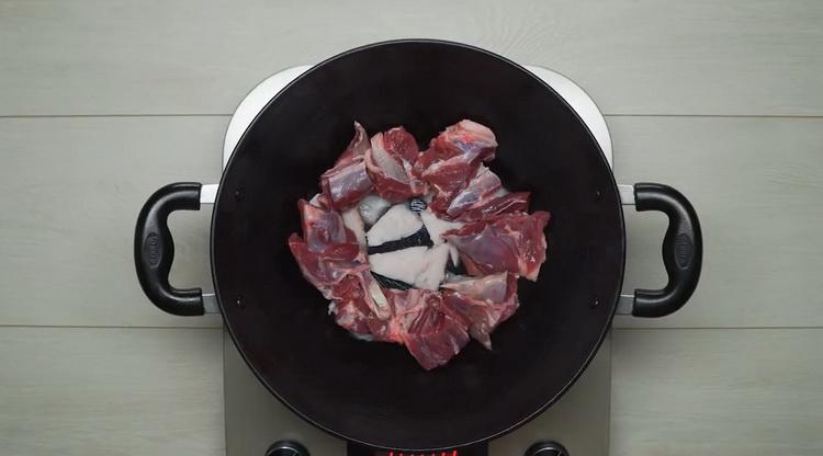 Norėdami paruošti daržovių troškinį su mėsa, padėkite mėsą