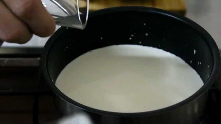 طبقًا للوصفة لصنع قهوة راف ، قم بتحضير الحليب