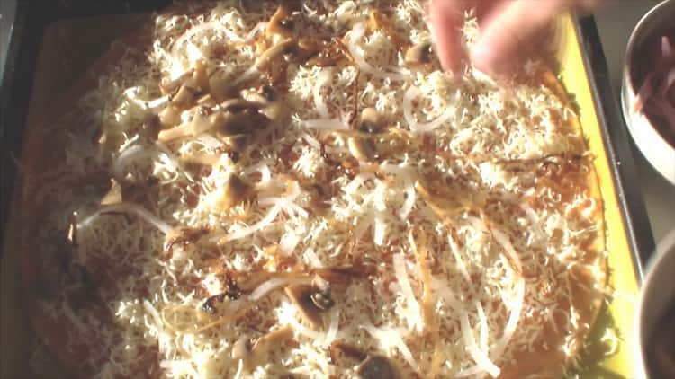 Metti i funghi per preparare una pizza assortita